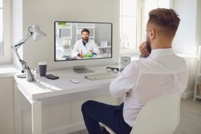 Videoanruf mit Arzt wegen Arbeitsunfaehigkeit