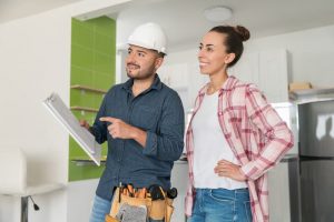 Eine Frau und ein Bauarbeiter bei der Immobilienplanung