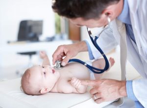 Ein Arzt untersucht ein Baby