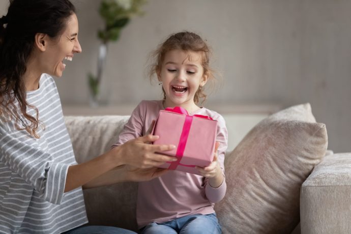 Mädchen freut sich über Geschenk von Mutter