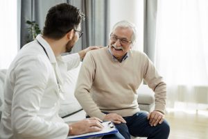 Rentner und Arzt im Beratungsgespräch