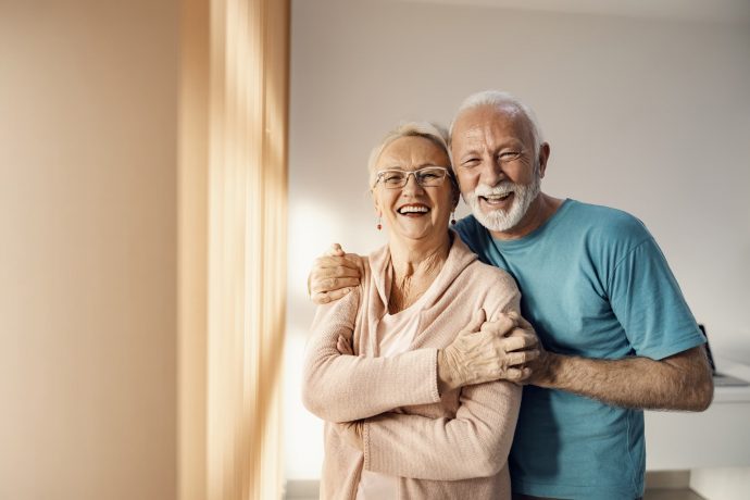 Lachendes Senioren-Paar
