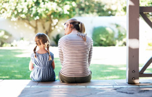Erbschaftssteuer und Versorgungsfreibeträge: Mutter und Tochter sitzen auf einer Veranda und blicken in den Garten.