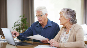 Rentner-Paar informiert sich am Laptop